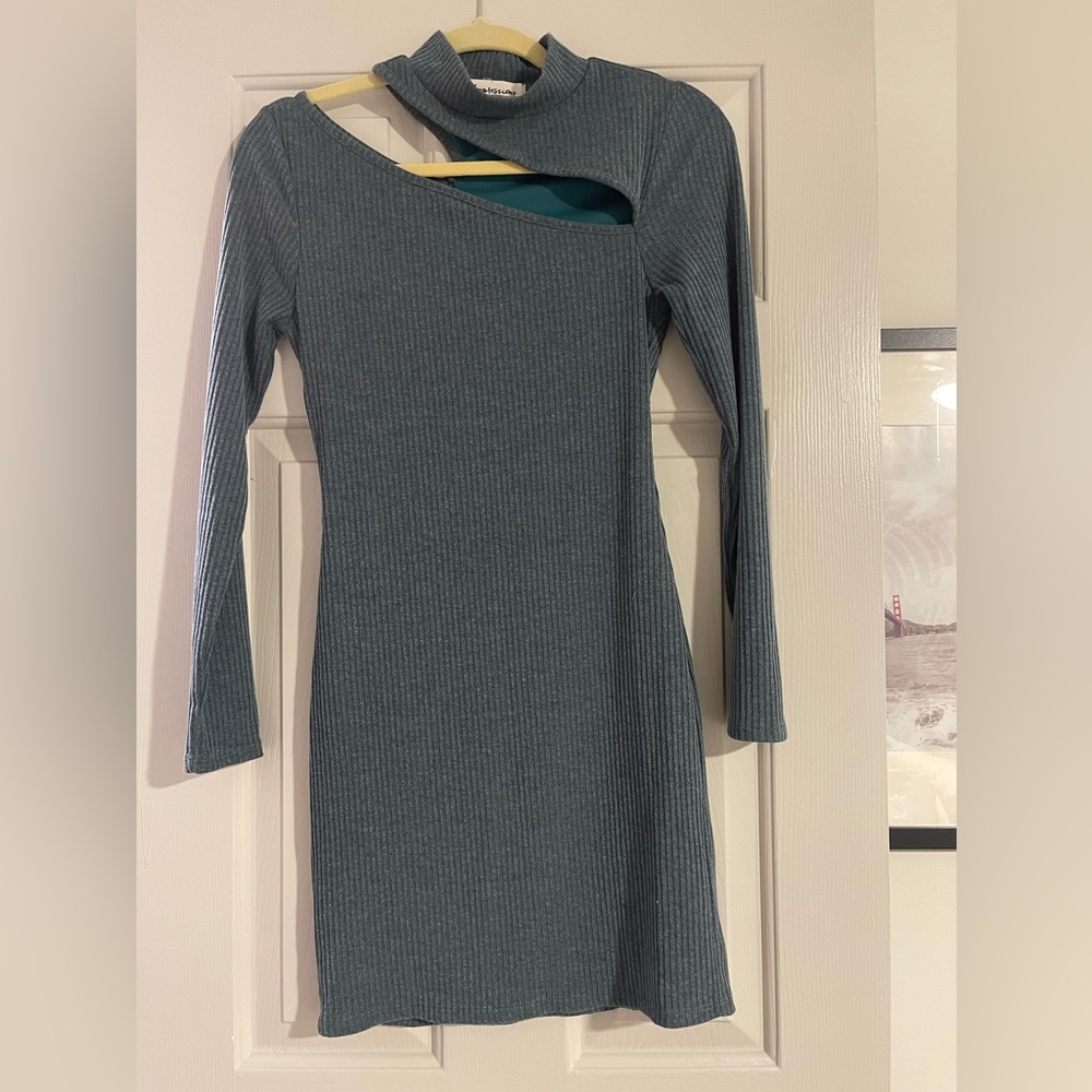 Long sleeve dress with cut out detail at collar